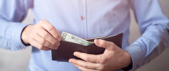Polski nominał, banknot w portfelu trzymany w dłoni 