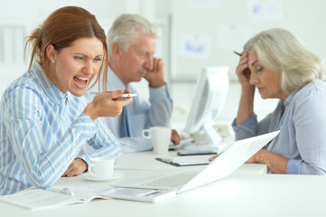 Obraz premium Portrait of group of successful business people in modern office