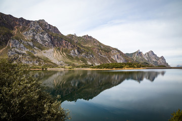 Fototapeta na wymiar Montañas al lado del lago en Somiedo
