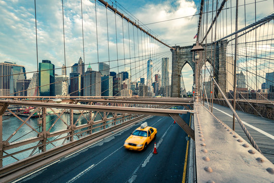 Fototapeta Taxi on the Brooklyn bridge