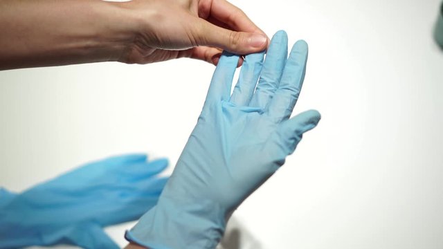 Persona quitando guantes sanitarios en las manos para prevenir la infecci&oacute;n de corona virus en cuarentena 4k