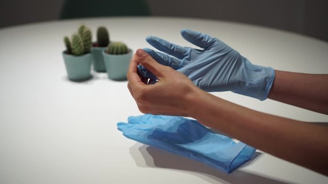 Persona quitando guantes en las manos para prevenir la infecci&oacute;n de corona virus en cuarentena 4k