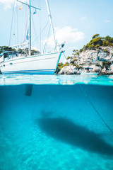 Verano en Menorca con mar Mediterraneo de color azul turquesa