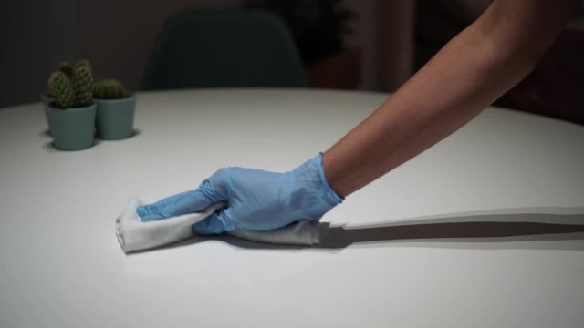Persona limpiando mesa durante la cuarentena en casa para desinfectar y prevenir la infecci&oacute;n de corona virus 4k