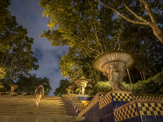 Parque urbano de Montjuic al anochecer en Barcelona (España)