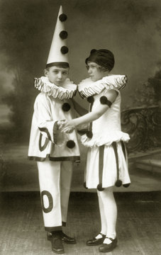 FOTO ANTICA CON DUE BAMBINI MASCHERATI