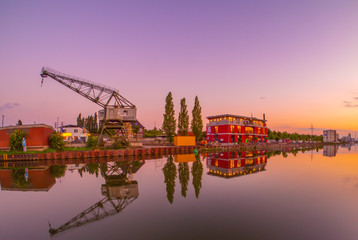 Crane in the port of Hamm Westfalen in the Ruhrgebiet at sunset - obrazy, fototapety, plakaty