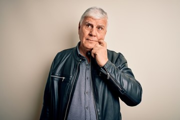 Obraz premium Senior handsome hoary man wearing casual shirt and jacket over isolated white background with hand on chin thinking about question, pensive expression. Smiling with thoughtful face. Doubt concept.