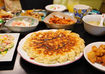 ダイニングテーブルに並んだ家庭料理