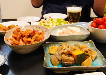 ダイニングテーブルに並んだ家庭料理
