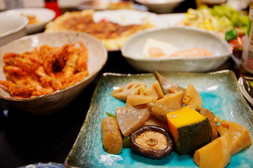 ダイニングテーブルに並んだ家庭料理