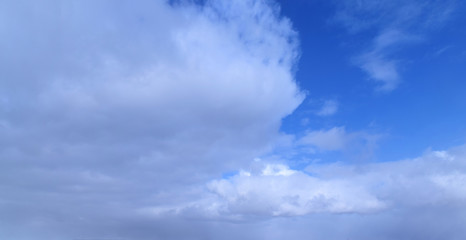 Obraz premium Spring. Daytime Panoramic photo of the cloudy sky, March, fresh air.