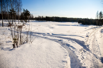 Obraz premium great sunny day on snowy golf field