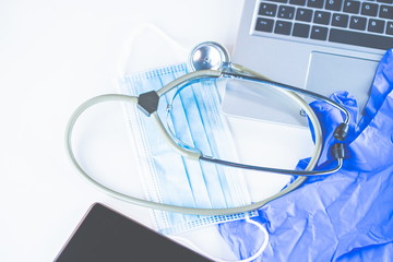 Home Office Medizin - Laptop mit Mundschutz, Stethoskop, Schutz gegen Virus, Infektion, Handy und...