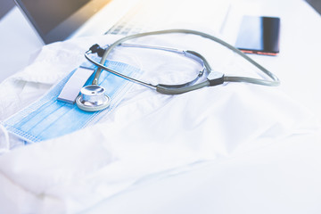 Home Office Medizin - Laptop mit Mundschutz, Stethoskop, Schutz gegen Virus, Infektion, Handy und...