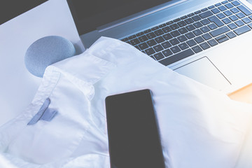Home Office - PC, Bluse, Handy und Sprachassistent, arbeiten Zuhause. 