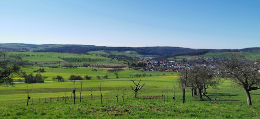 Fototapeta na wymiar Landschaft mit Dorf im Spessart
