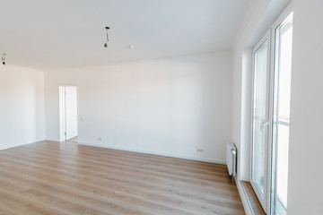 Fototapeta na wymiar bright new unfurnished apartment with clean interior