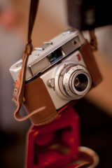 Cámara de fotos antigua analógica en mercadillo