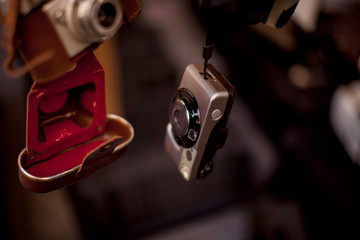 Cámara de fotos antigua analógica en mercadillo