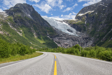 Naklejka premium empty roads that run through spectacular landscapes, roads near the northern fjords, incredible mountains, snowy peaks, abundant vegetation