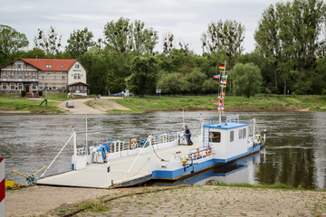 Fototapeta na wymiar Ein Blick auf eine Fluss Fähre an der Elbe