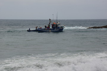 Naklejka premium vagues mer et rochers