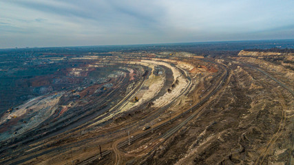 An open-cast mine quarry using an open-pit mining of ore type according to a height study