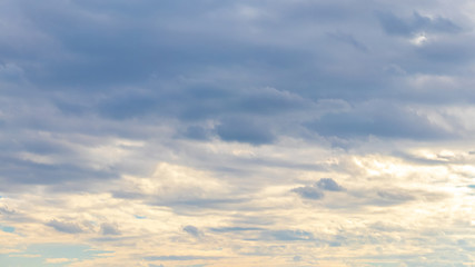 Obraz premium Sky with dark clouds above and sunlit clouds below_