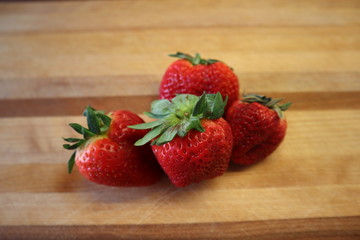 De jolies fraises fraîche sur un plateau de bois