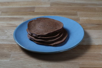 Pancake su piatto blu