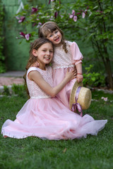 Naklejka premium sisters having fun in park. happy sisters