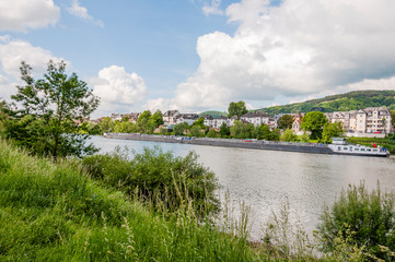 Fototapeta premium Trier, Mosel, Fluss, Moselufer, Uferweg, Moselschiffe, Radtour, Spazierweg, Römerbrücke, Moselbrücke, Brücke, Flussschifffahrt, Rheinland-Pfalz, Stadt, Altstadt, Frühling, Deutschland