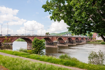 Trier, Römerbrücke, Mosel, Fluss, Moselbrücke, Moselufer, Uferweg, Brücke, Radweg, Spazierweg, Autoverkehr, Flussschifffahrt, Rheinland-Pfalz, Frühling, Deutschland