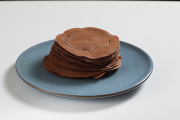Pancake su piatto blu