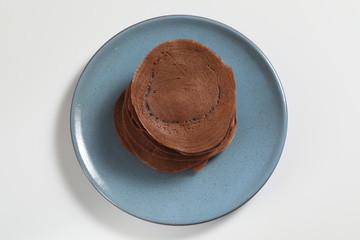 Pancake su piatto blu