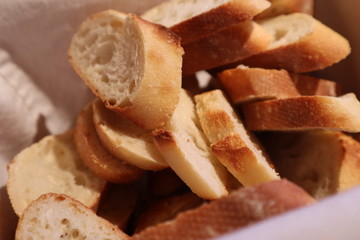 Petits pains frais finement tranchés