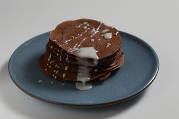 Pancake su piatto blu