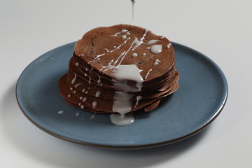 Pancake su piatto blu