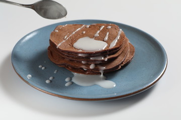 Pancake su piatto blu