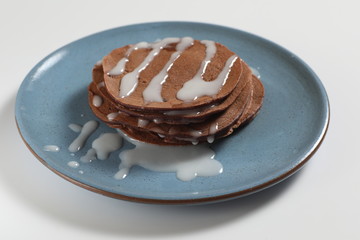 Pancake su piatto blu