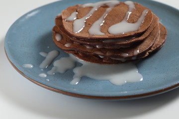 Pancake su piatto blu