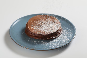 Pancake su piatto blu