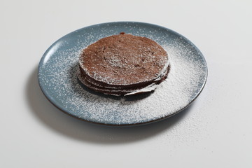 Pancake su piatto blu