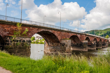 Fototapeta premium Trier, Römerbrücke, Mosel, Fluss, Moselbrücke, Brücke, Flussschifffahrt, Rheinland-Pfalz, Stadt, Altstadt, Sommer, Deutschland