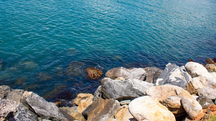 Rochas marítimas e o mar azul esverdeado 