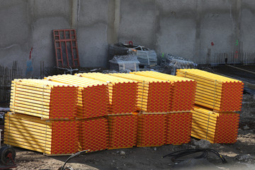 holzbalken auf einer baustelle