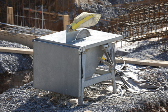 s&auml;ge auf einer baustelle