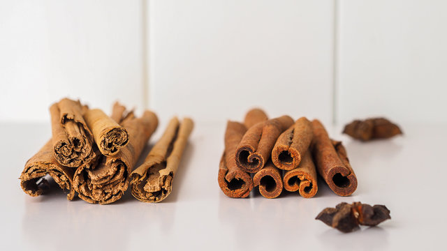 Chinese cassia and ceylon cinnamon bark sticks