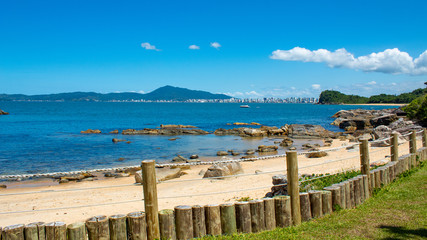 mar, rochas e céu azul na Praia tropical de Ilhota em Itapema, Santa Catarina